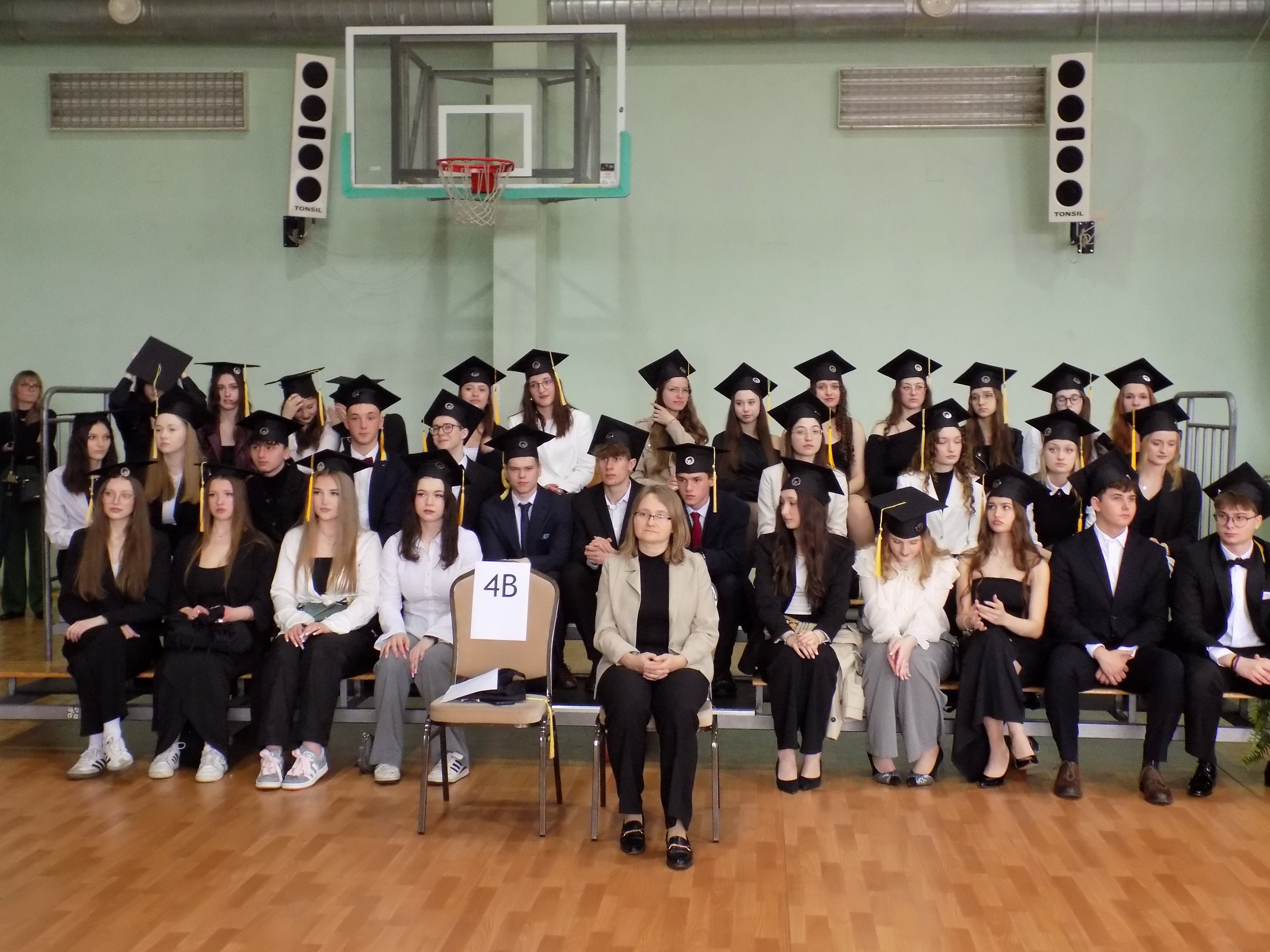 Zdjęcie Zakończenie roku klas 4 2025 (6)bd63cab4-1ce3-436b-91e8-afd6d69e469a.JPG w galerii Uroczyste pożegnanie tegorocznych maturzystów